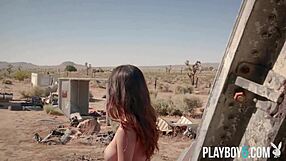 لاتينية ساخنة ستيف تشعر بالراحة عند خلع ملابسها في الهواء الطلق