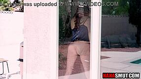 Ste-bestemor tok ham på fersken i å snoke, hva skjuler seg under den modne sjarmen?