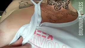 Ruiva deliciosa exibe grelinho enquanto faz bicicleta