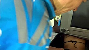 哟，丰满邻居又卡住了？老色鬼帮你搞那大屁股，嗯？