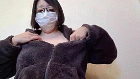 La femme mariée se masturbe en frottant ses seins ? Vidéo complète aika-frau