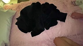 Probudila jsem se k otcovu obrovskému čuráku u mých velkých prsou a prdele v amatérském tabu.