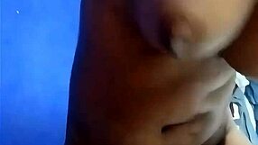 मेरी गर्लफ्रेंड ने काम पर होने के दौरान दूसरे मर्द को चोदते हुए वीडियो भेजा