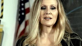 Mme Julia Ann domine en prof ultra canon avec de gros seins