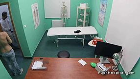 Dottore filma di nascosto mentre scopa paziente rossa in scena POV nascosta