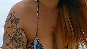 Plajda dikkat çekmek için külot teşhir