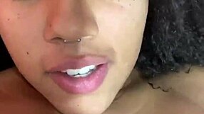 Versteckte Kamera erwischt Brünette beim Pinkeln und Masturbieren mit Geilheit