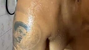 Câmera Escondida Flagra Morena Fazendo Xixi e Se Masturbando com Tesão