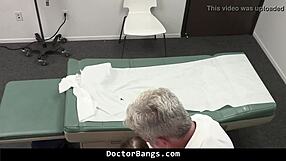 Me muero de ganas viendo a la paciente joven 18+ Samantha Reigns manejar una polla grande por pastillas