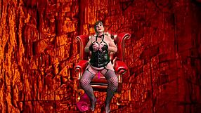 Ninesi Peggy dava açar straponla domine eder vahşi kedi sürüşünde