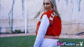 Muhteşem sarışın MILF Kendra Sunderland çıplak soyunuyor