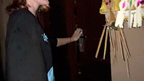 أنا أضرب صديقتي الجميلة البلوند على المنضدة في المطبخ وهي تئن