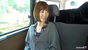 Μικροκαμωμένη Ασιάτισσα πιάνεται για πρώτη φορά πίπα στο αμάξι από γέρο άγνωστο σε ακατέργαστο JAV!