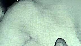 Geile Hausfrau jagt Doppelorgasmus