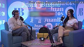 Naturlige store pupper milf Antonella Jones smeller BBC på podcast