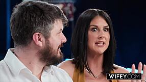 Mož gleda, kako Sienna Rae vzame dvojno penetracijo na trdo