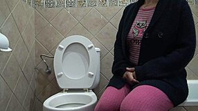 Madrastra cachonda se excita viendo a su hijastro de 18 mear