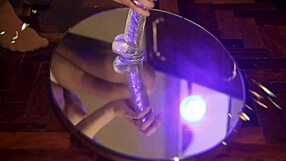 継姉妹が毛むくじゃらのマンコを巨大ディルドーでオナニーしてからチンポに騎乗