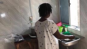 Keuken freestyle neuken met de hete ebony huishoudster in actie