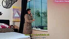 Vroča brazilska brunetka kliče svojega kukold moža