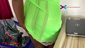 Il custode spia la moglie infedele che stende i panni prima dell'azione intensa