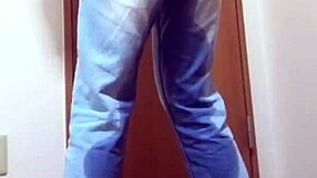 Gadis basahi celana jeans nunggu kamar mandi yang dikuasai abangnya