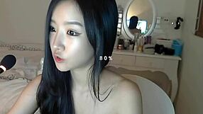 Park Nima luce impresionante en su uniforme escolar durante sesión HD caliente