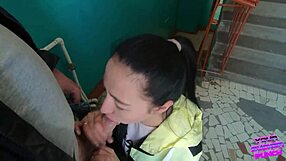 Pipe risquée sur escalier public avec ma copine ! Regarde maintenant !