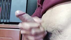 嘿，想看我跳动硬鸡巴的巨大射精吗？