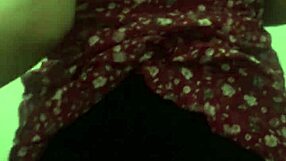 bajo la falda de mi vecina latina y cogemos