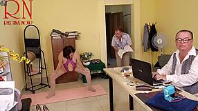 Regina Noir montre chatte mouillée serrée en yoga bureau