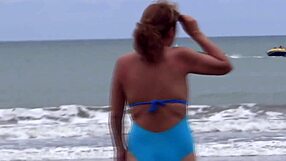 Blonde Hausfrau zeigt Titten am Strand und wird von Stiefsohn mit Creampie gefickt