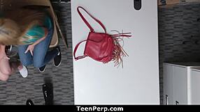 Mlada prestopnica jebe policaja v pisarni