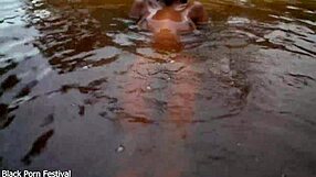 ทำไมสาวผอมแอฟริกันคนนี้มายั่วในน้ำล่ะ?