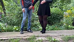 Mollige lover in hakken leeft vieze nylon fetish op buiten wc