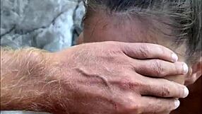 يا رجال، مص زب مخاطر على الشاطئ مع مراهقة 18+ مبللة، POV خلف الكواليس كمان...