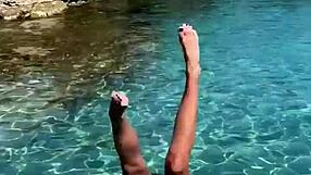 يا رجال، مص زب مخاطر على الشاطئ مع مراهقة 18+ مبللة، POV خلف الكواليس كمان...