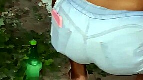 וידאו ביתי של שכנה אבוני שמנמונת עם תחת ענק מנקה את החצר