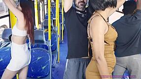 Врућа жена трљана у препуном аутобусу. Добија свршавање унутра!