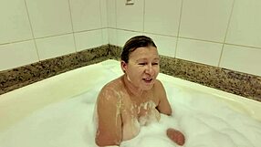 Fodendo uma senhora de 58 anos com força na hidromassagem. Espuma cobre seus grandes peitos brasileiros!