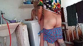 Soție fierbinte înșală cu jucărie sexuală, futând păpușa în public.