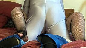 Ehi, vuoi vedere la fighetta stretta della nonna Batgirl leccata e scopata forte?