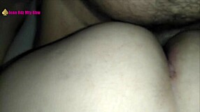 جين رودريغيز الكبيرة الردفين منحنية وتُحفر من قبل مدرب الجيم المتحمس