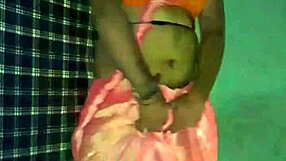 Hot Shemale Stuns with Sexy Mujra Dance in Saree