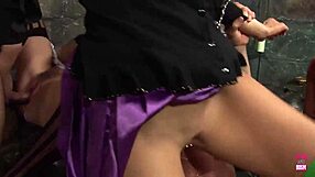 Super varm blondine og brunette piger starter vild orgie med deepthroat i kirken