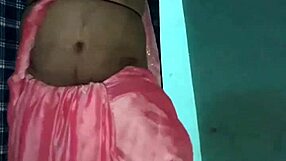 Hot Shemale Stuns with Sexy Mujra Dance in Saree
