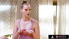 Samo dekle masaža - nova maserka Erin Everheart prosi sostanovalko za pomoč pri treningu.