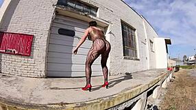 Curvy babe in thong walks docks 😏