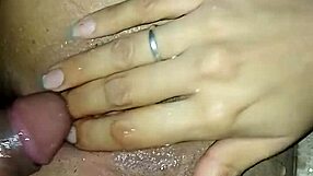 Любительница девчонка сильно кончает сквиртом пока ее жестко трахают