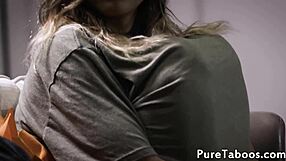 Chica glam seduce a padrastro a acción perrito caliente en la cama